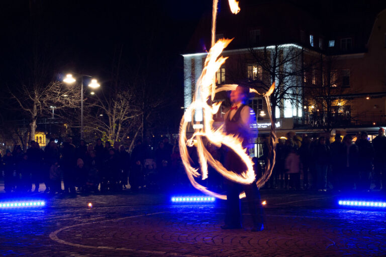 Gycklargruppen Trix lyste upp novembermörkret med rafflande eldshow på Stortorget.